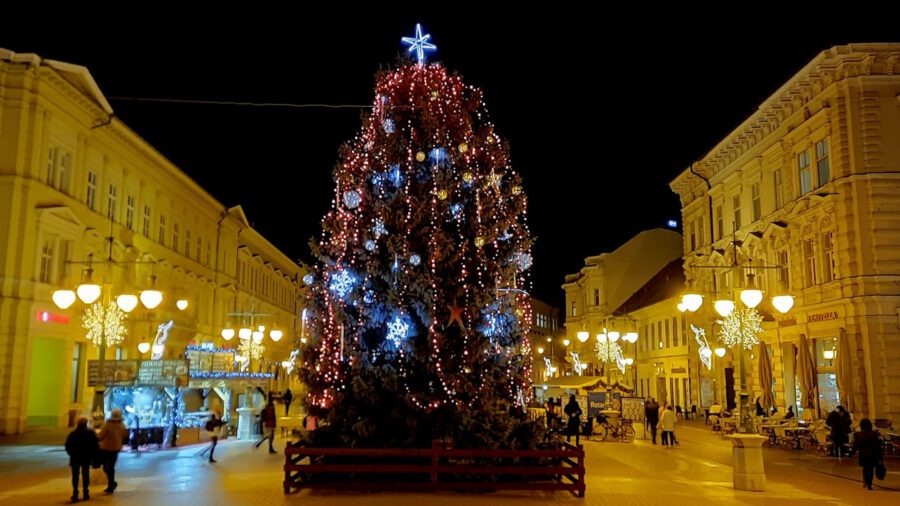 18 kilométernyi fényfüzér világítja be az adventi díszbe öltözött Szegedet