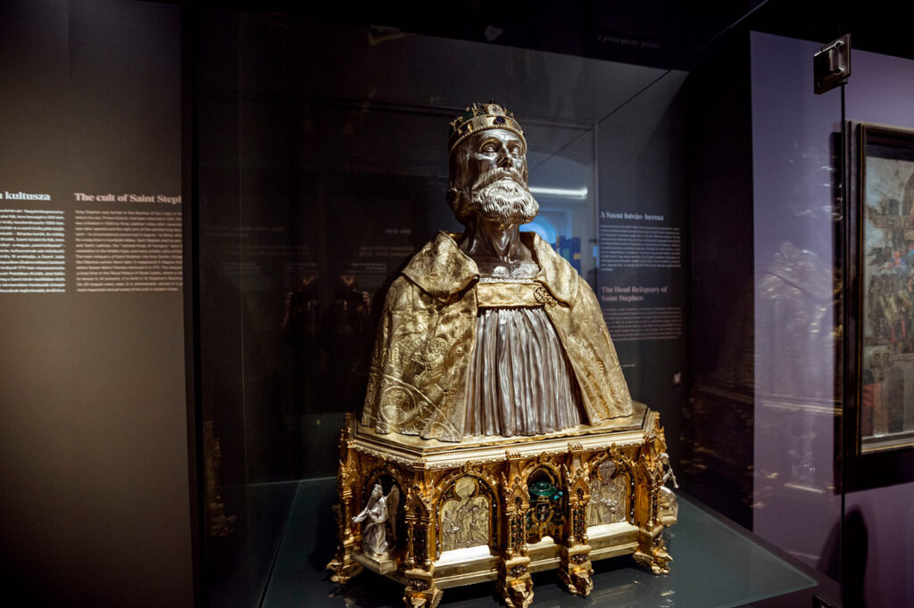 Szent István arany hermájával bővült a Budavári Palota Szent István-terme