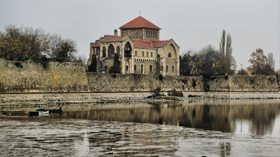 A Tatai vár, ahol Mátyás király is szívesen időzött
