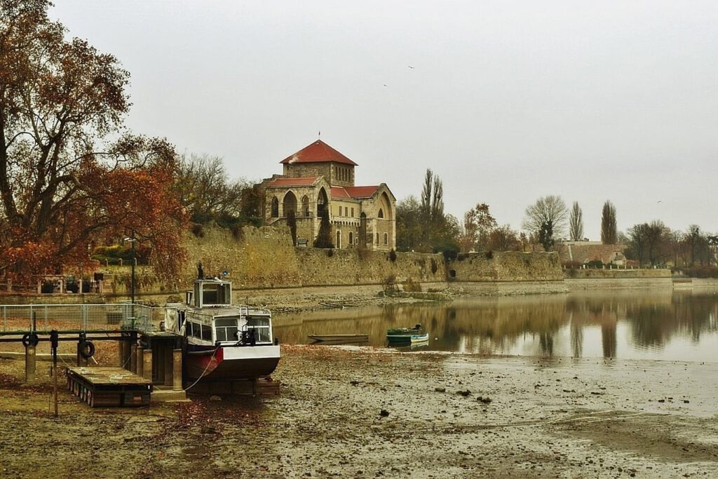 A Tatai vár, ahol Mátyás király is szívesen időzött