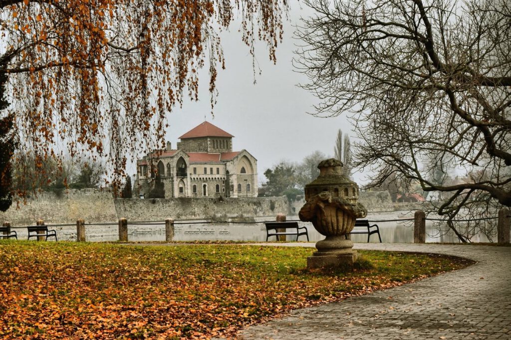 A Tatai vár, ahol Mátyás király is szívesen időzött