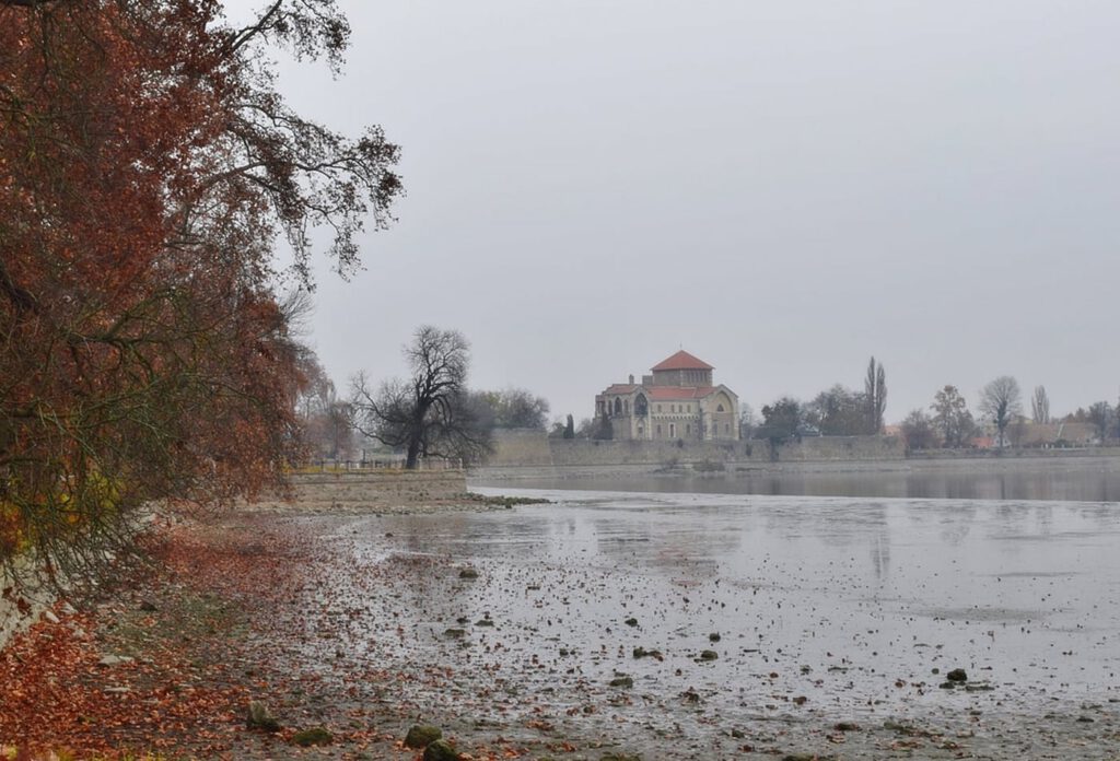 A Tatai vár, ahol Mátyás király is szívesen időzött
