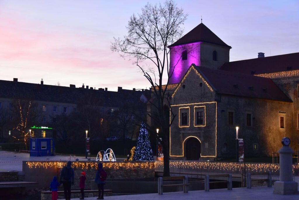 A várpalotai Thury vár karácsonyra hangolt ünnepi díszben tündököl