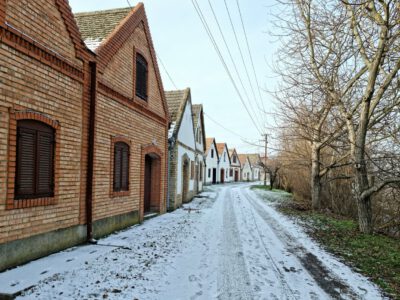 Hópelyhek borítják Hajós bájos pincefalvának utcáit