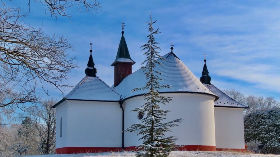 Havas fotókon a kecskeméti Mária-kápolna és a kálvária