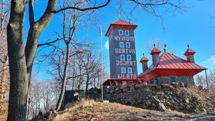 Gortva-Jójárt kilátó, a freskókkal díszített messzelátó a Nyikom csúcsán