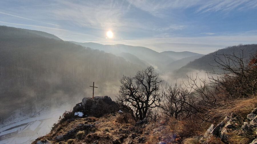Molnár-szikla, melyről parádés panoráma nyílik a Szinva völgyére