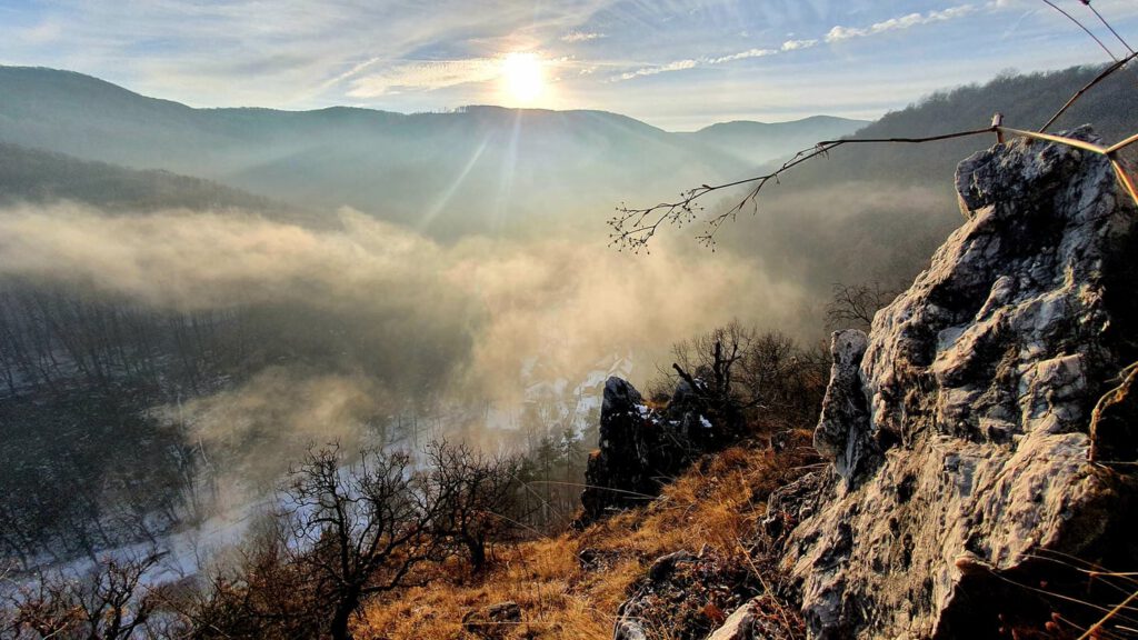 Molnár-szikla, melyről parádés panoráma nyílik a Szinva völgyére