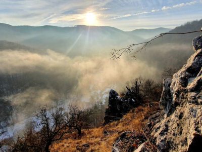 Molnár-szikla, melyről parádés panoráma nyílik a Szinva völgyére