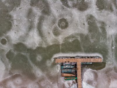 Drónfotókon a tél jeges csendélete a befagyott Tisza-tavon