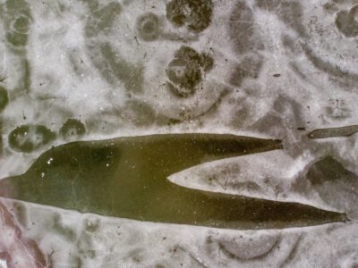 Drónfotókon a tél jeges csendélete a befagyott Tisza-tavon
