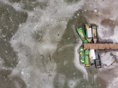 Drónfotókon a tél jeges csendélete a befagyott Tisza-tavon
