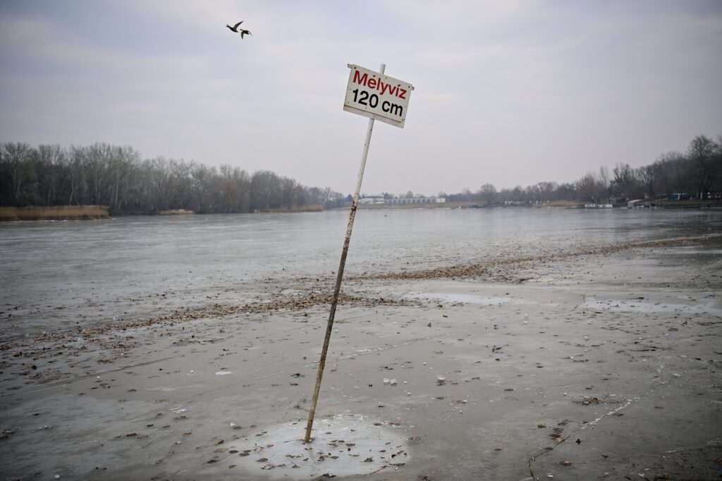 Drónfotókon a tél jeges csendélete a befagyott Tisza-tavon