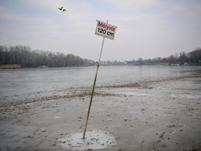 Drónfotókon a tél jeges csendélete a befagyott Tisza-tavon