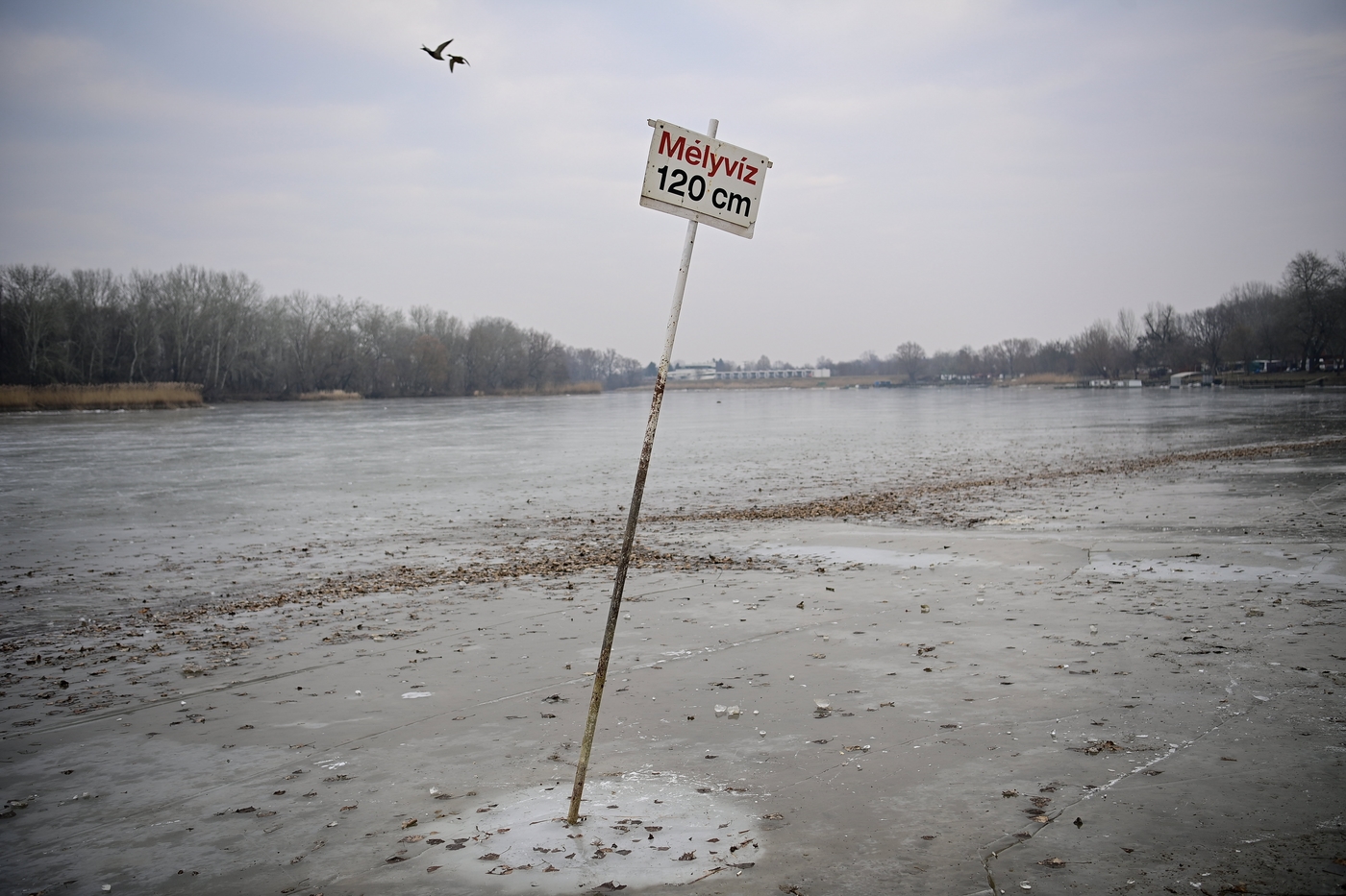 Drónfotókon a tél jeges csendélete a befagyott Tisza-tavon