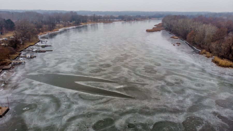 Drónfotókon a tél jeges csendélete a befagyott Tisza-tavon