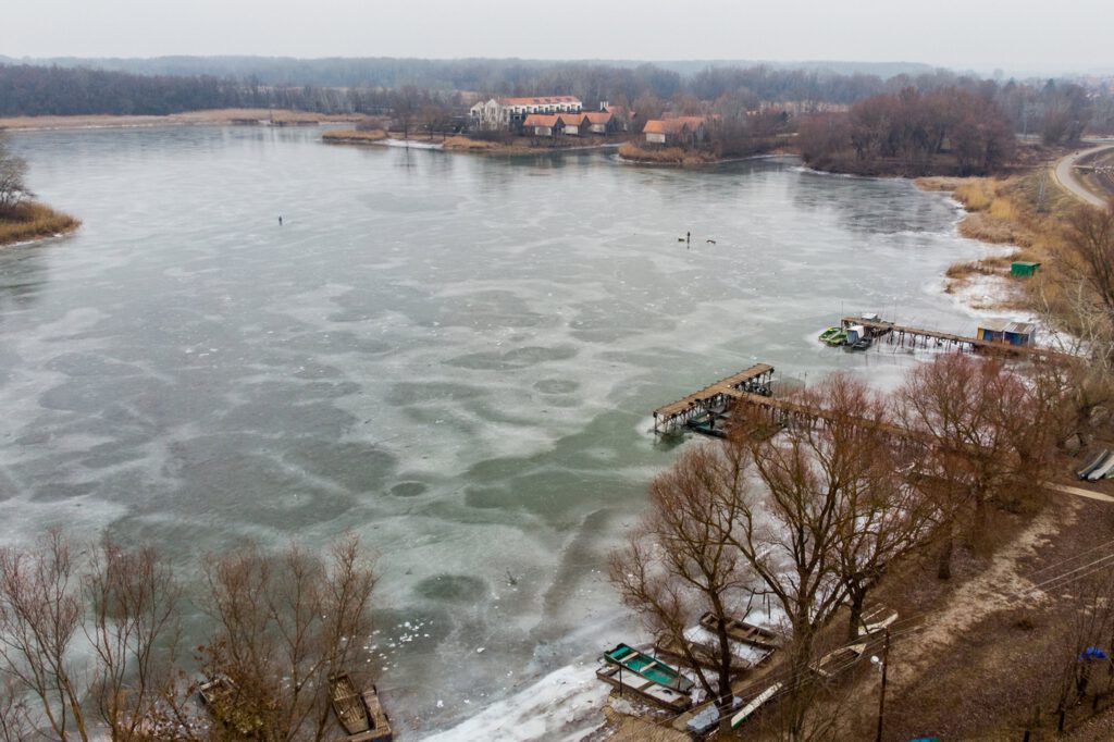 Drónfotókon a tél jeges csendélete a befagyott Tisza-tavon