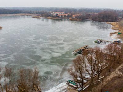 Drónfotókon a tél jeges csendélete a befagyott Tisza-tavon