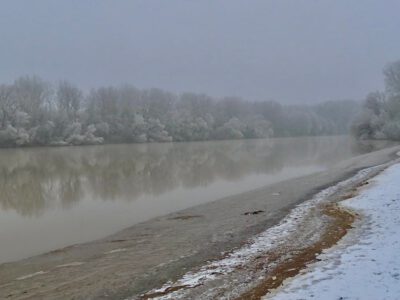 A tiszakécskei Tiszapart, a Tiszakanyar, melyet fehérre festett a zúzmara