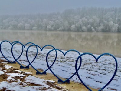 A tiszakécskei Tiszapart, a Tiszakanyar, melyet fehérre festett a zúzmara