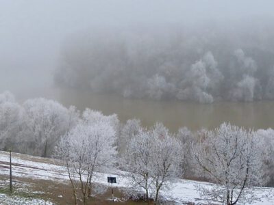 A tiszakécskei Tiszapart, a Tiszakanyar, melyet fehérre festett a zúzmara