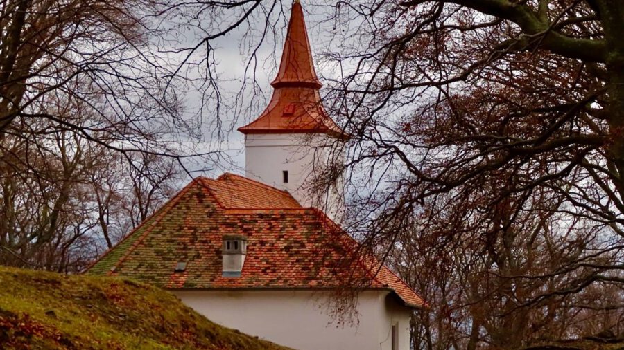 Szent Vid-kápolna: a Velem fölé magasodó hegy koronája