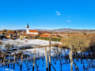 Vakító hólepel fedi a Pátyi pincehegyet és bájos présházait