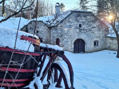 Vakító hólepel fedi a Pátyi pincehegyet és bájos présházait