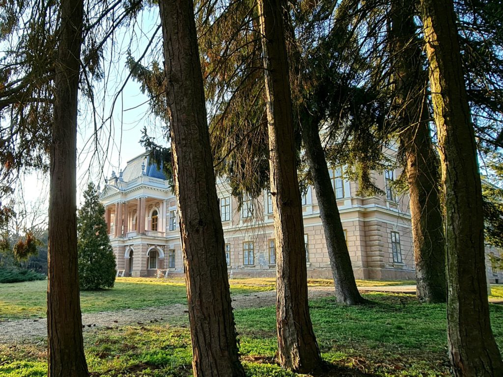 A lengyeli Apponyi-kastély és 22 hektáros parkja