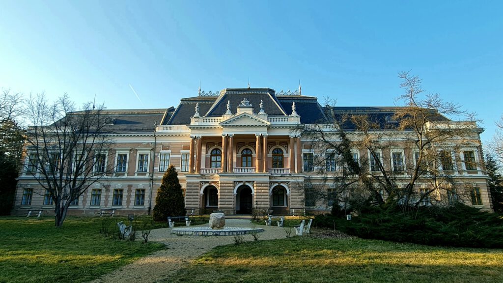 A lengyeli Apponyi-kastély és 22 hektáros parkja