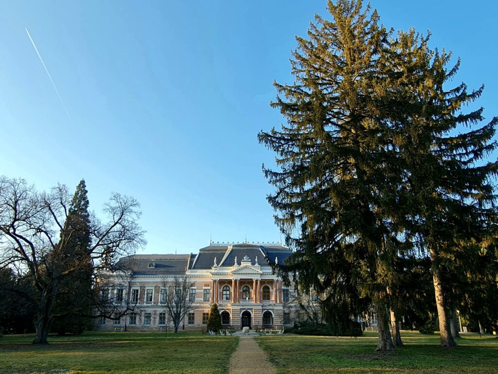 A lengyeli Apponyi-kastély és 22 hektáros parkja