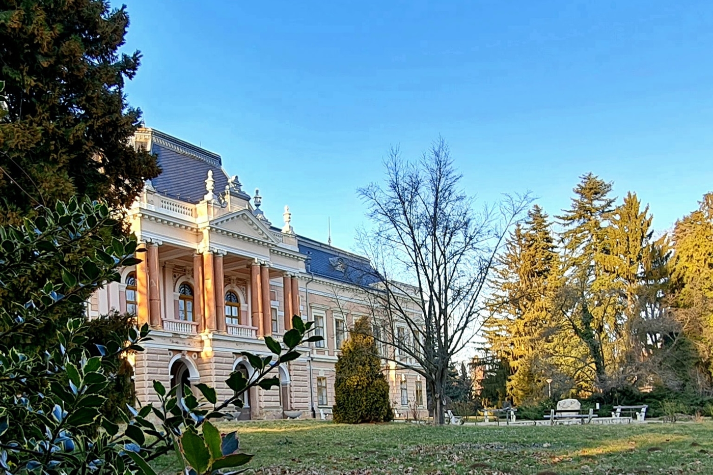 A lengyeli Apponyi-kastély és 22 hektáros parkja