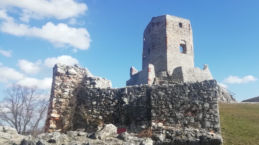 Csesznek vára, melyet nem kímélt sem földrengés, sem tűzvész