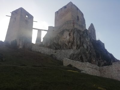 Csesznek vára, melyet nem kímélt sem földrengés, sem tűzvész