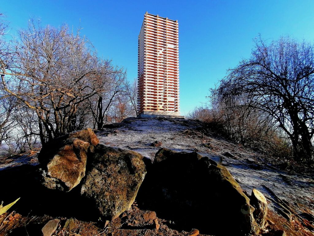 Bölcső-hegyi kilátó: rabul ejtő panoráma a Visegrádi-hegység Jenga-tornyából