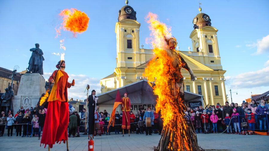 Debrecenben kéthetes farsangi forgataggal űzik el a telet