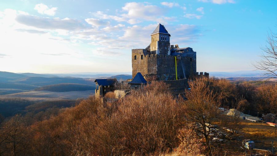 Hollókői vár, a Cserhát legendákkal teli erődítménye