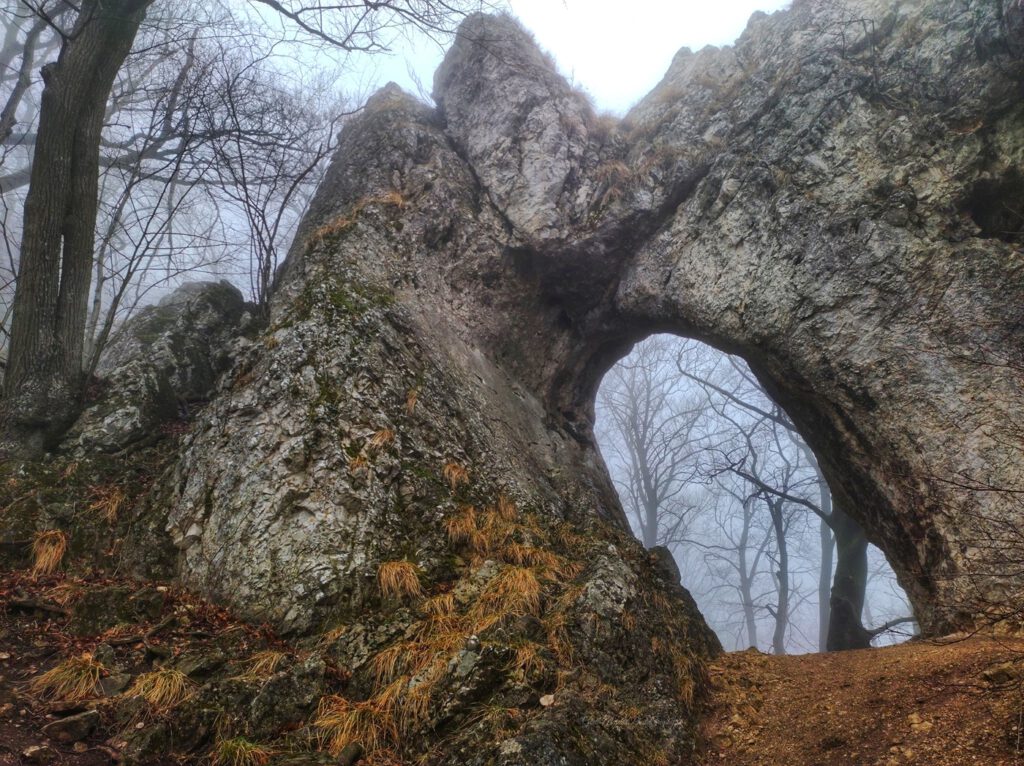 Vaskapu-szikla, a Pilis mélyének impozáns diadalíve