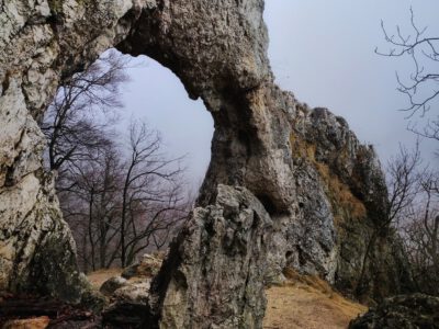 Vaskapu-szikla, a Pilis mélyének impozáns diadalíve