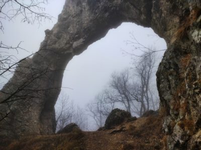 Vaskapu-szikla, a Pilis mélyének impozáns diadalíve