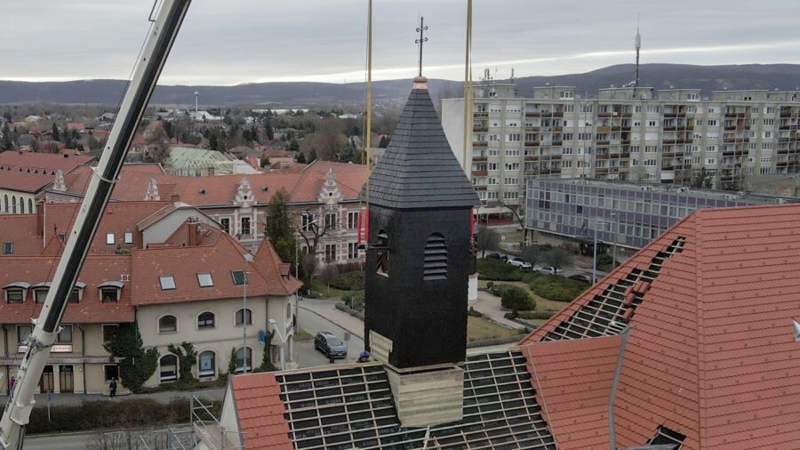 Helyére került a több mint 270 éves tatai Kapucinus Templom új huszártornya