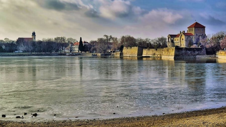 Téli séta az Öreg-tó partján magasodó erősséghez, a Tatai-várhoz
