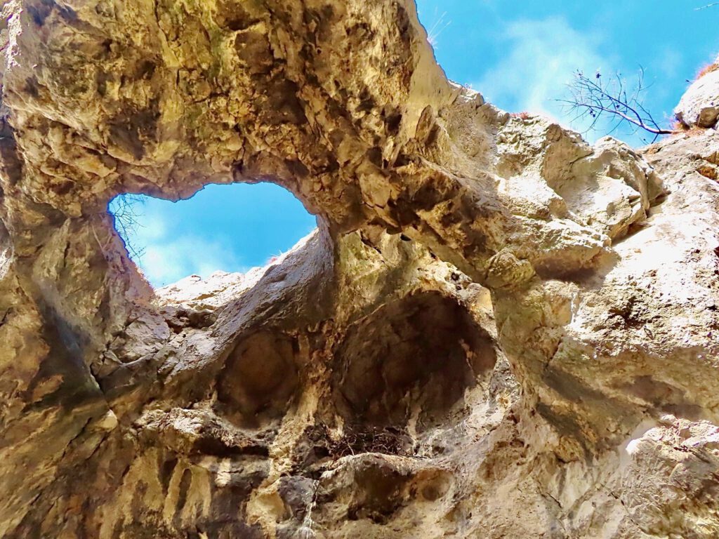 A Tündérkapu égre néző ablakai a Nagy-Strázsa-hegyen