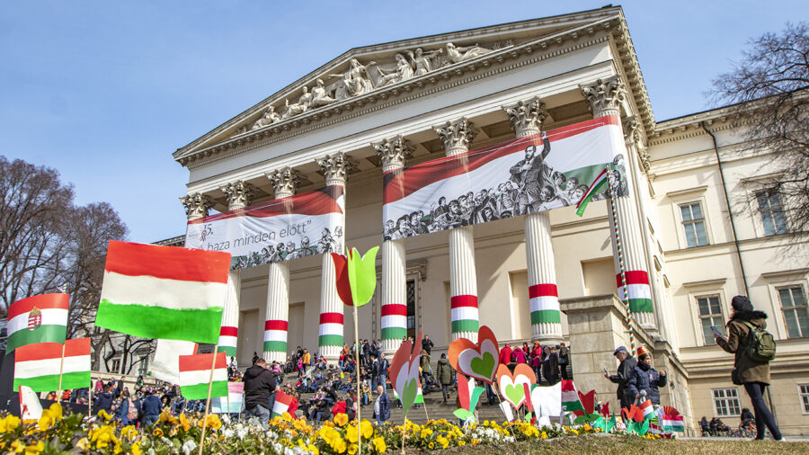 Március 15. - piros fehér zöldben pompázott Budapest a nemzeti ünnep alkalmából