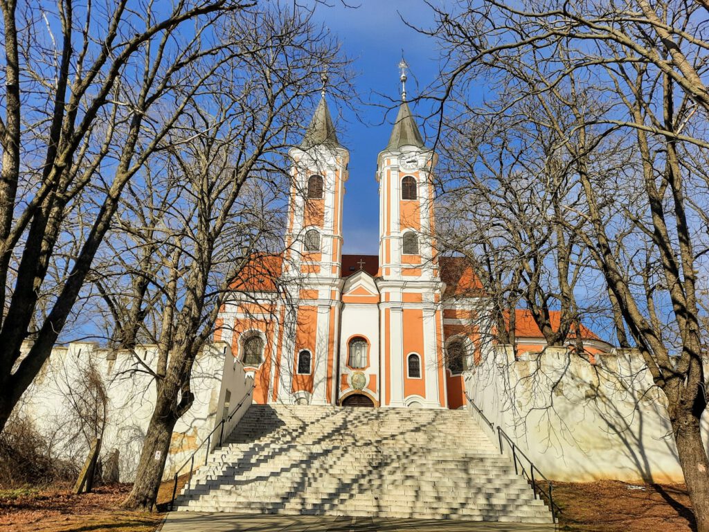 Csodabogyó tanösvény a máriagyűdi templomtól a Tenkes-hegy tetejére