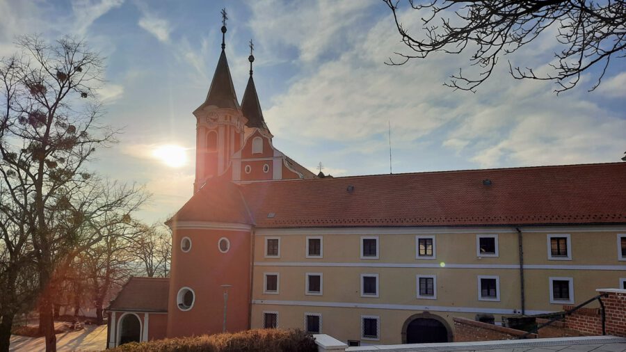 Csodabogyó tanösvény a máriagyűdi templomtól a Tenkes-hegy tetejére