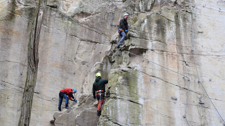 33 méteres, függőleges sziklán épült ki Magyarország legnehezebb via ferrata pályája
