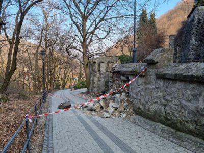Egy hatalmas támfal szakasz szakadt le a Lillafüredi függőkertben