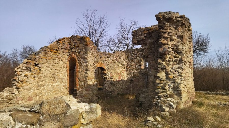 Mezőnyárádi templomrom, melynek kövei 800 év történelméről regélnek
