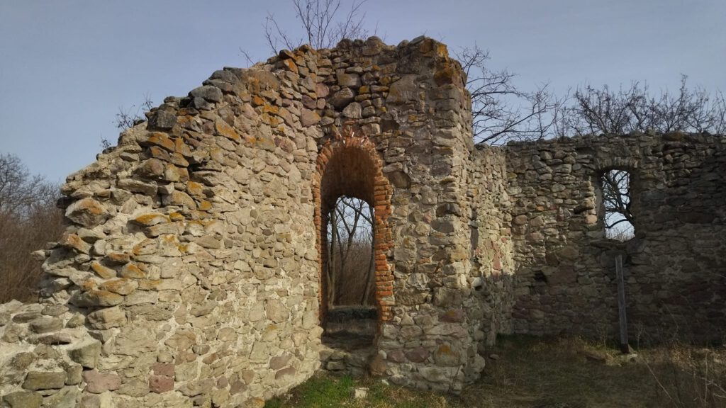 Mezőnyárádi templomrom, melynek kövei 800 év történelméről regélnek